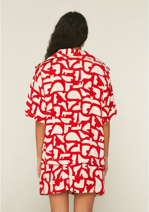 Camisa color rojo estilo oversize con estampado geometrico de animales en blanco. Compañia Fantastica