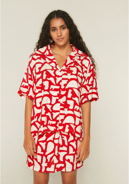Camisa color rojo estilo oversize con estampado geometrico de animales en blanco. Compañia Fantastica