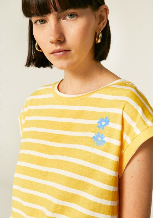 Camiseta bicolor de rayas amarillas y blancas de Compañia Fantastica con estampado de flores en azul