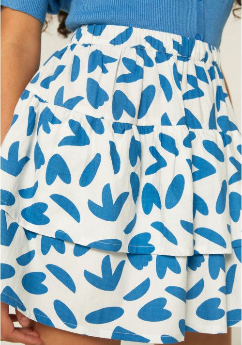 Falda corta con volante y estampado floral de pétalos en azul. Compañia Fantastica
