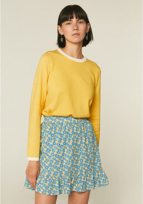 Falda corta con volante en colores amarillo y azul con estampado floral de primulas. Compañia Fantastica