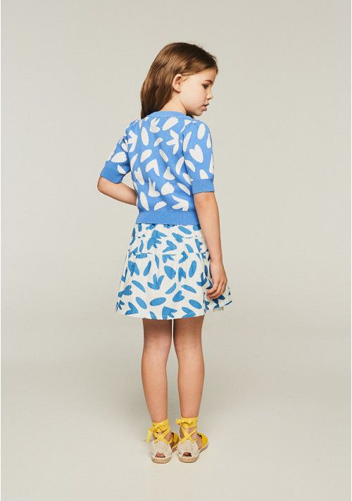 Falda de niña con goma elástica con estampado de petalos azules. De Compañía Fantastica