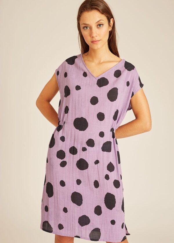 Dots short dress lilac. Vestido de color lila con estampado de lunares irregulares en color negro.