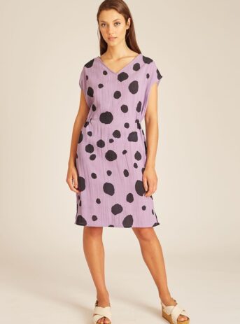 Dots short dress lilac. Vestido de color lila con estampado de lunares irregulares en color negro. De Pepa Loves