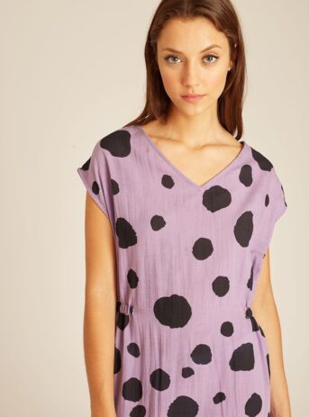 Dots short dress lilac. Vestido de color lila con estampado de lunares irregulares en color negro.