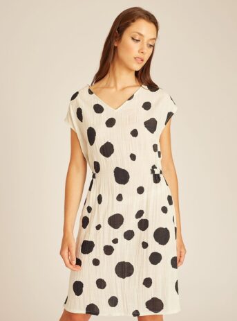 Dots short dress Offwhite. Vestido color ivory plisado con estampado de lunares asimétricos. Coleccion Pepa Loves Primavera 2022