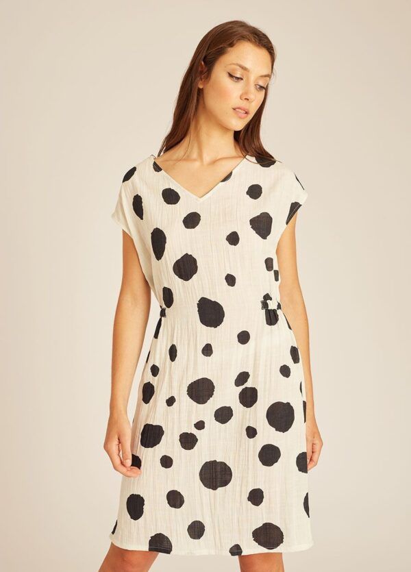 Dots short dress Offwhite. Vestido color ivory plisado con estampado de lunares asimétricos. Coleccion Pepa Loves Primavera 2022